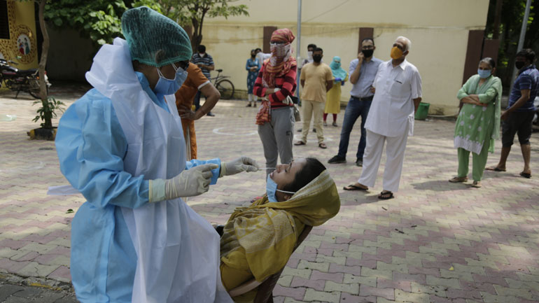 Η Ινδία πλησιάζει το ένα εκατομμύριο κρούσματα κορωνοϊού
