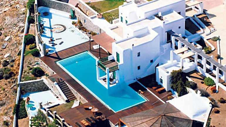 Στο «σφυρί» η βίλα του Λάκη Γαβαλά στη Μύκονο