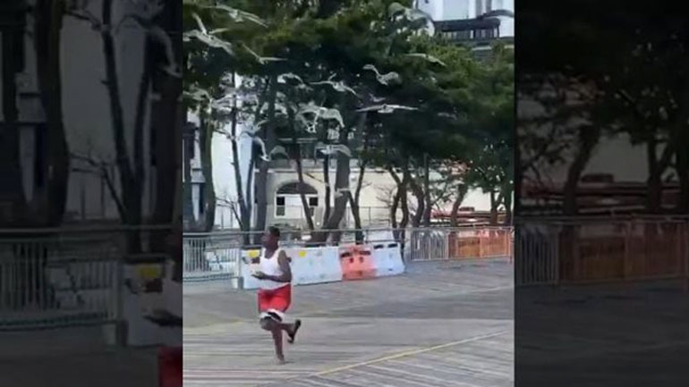 Γλάροι καταδιώκουν άνδρα που τρώει πίτσα