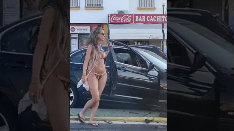 Γυναίκα με bikini τρακάρει και χορεύει 