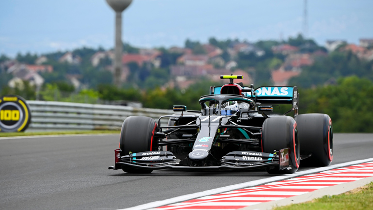 Οι Mercedes τρέχουν μόνες τους