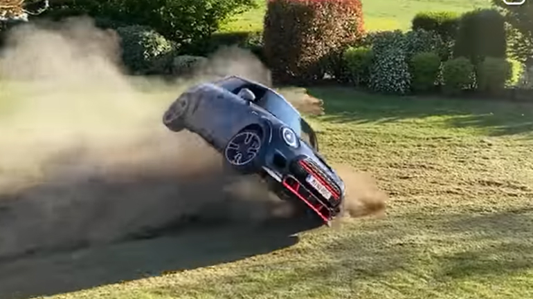 Τούμπαρε το MINI στον κήπο του σπιτιού του!