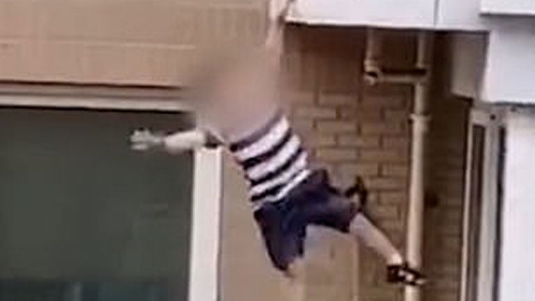 Κίνα: Άνδρας πιάνει στον αέρα νήπιο που έπεσε από τον πέμπτο όροφο