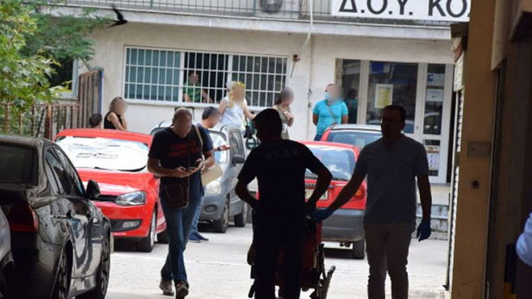 Επίθεση με τσεκούρι στην Εφορία: Κρίσιμη η κατάσταση ενός εκ των τραυματιών