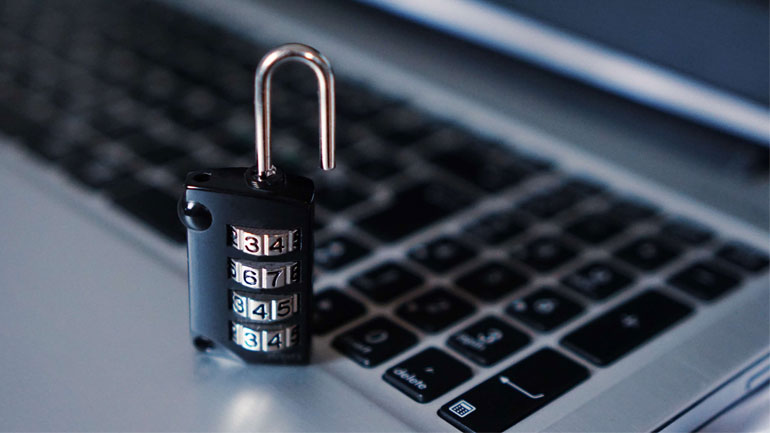 Σάλος από κατηγορίες ότι χάκερ της Ρωσίας προσπαθούν να κλέψουν στοιχεία για το εμβόλιο του Covid-19