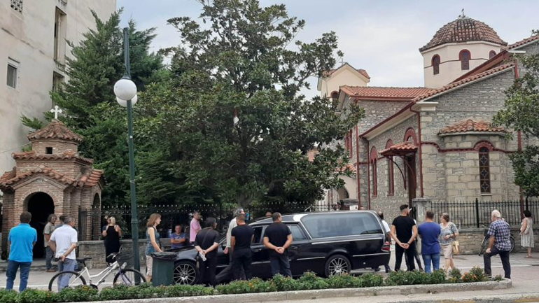 Σε κλίμα οδύνης το τελευταίο αντίο στην 16χρονη Μαρία στα Τρίκαλα