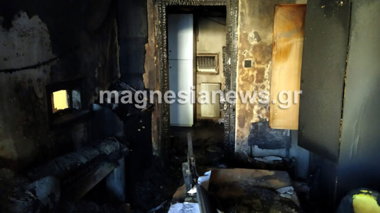 Βόλος: Ζημιές από ρίψη μολότοφ στο κτήριο της Περιφερειακής Ενότητας Μαγνησίας