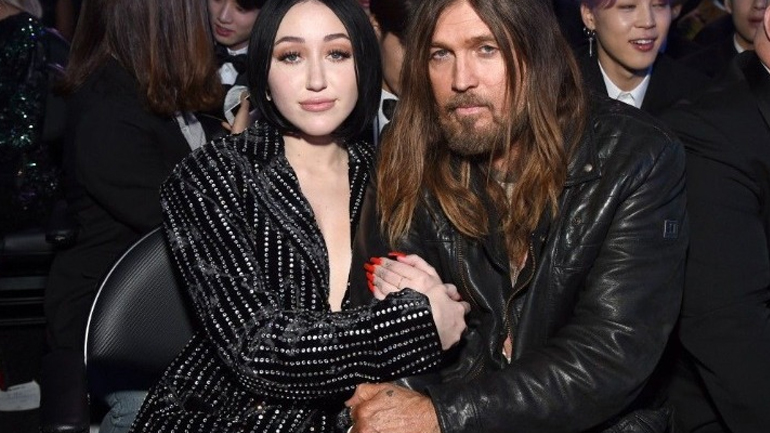 Νόα και Μπίλι Ρέι Σάιρους ερμηνεύουν τραγούδια από το νέο της άλμπουμ