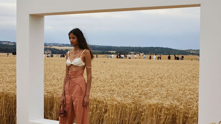 Ο Jacquemus παρουσίασε την καλοκαιρινή του συλλογή στη γαλλική εξοχή