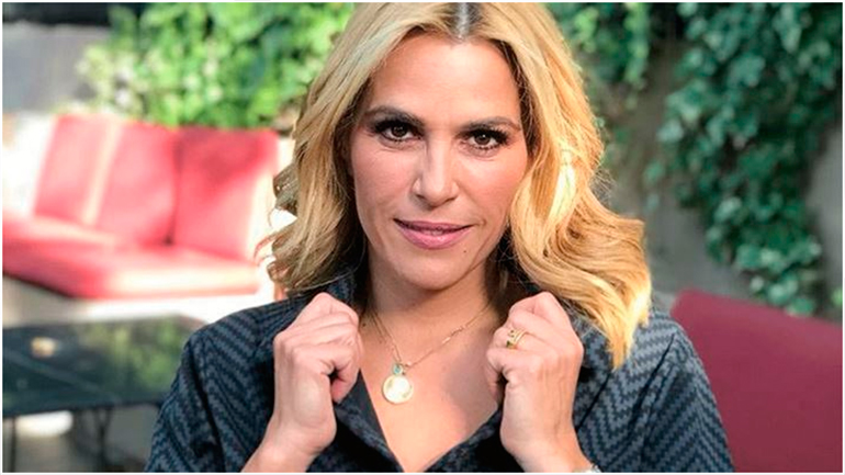 Τζένη Μπότση: Οι πρώτες βουτιές με την κόρη της στην παραλία