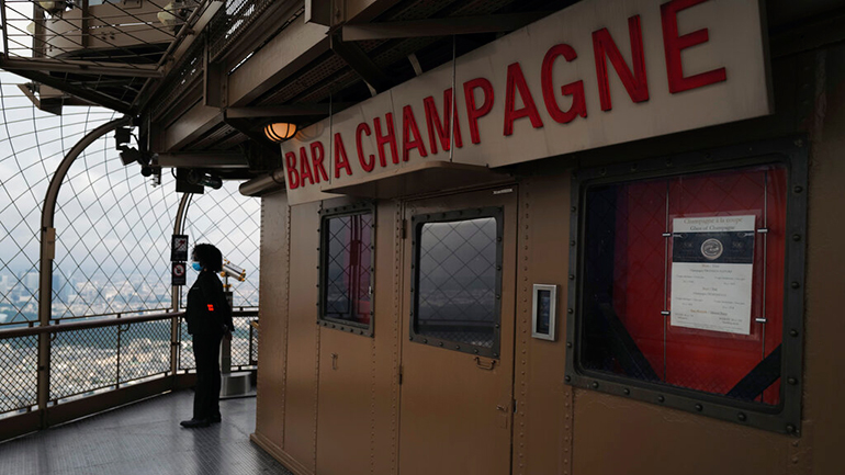 Η Γαλλία επιβάλλει τη μάσκα στις τράπεζες και τα καταστήματα