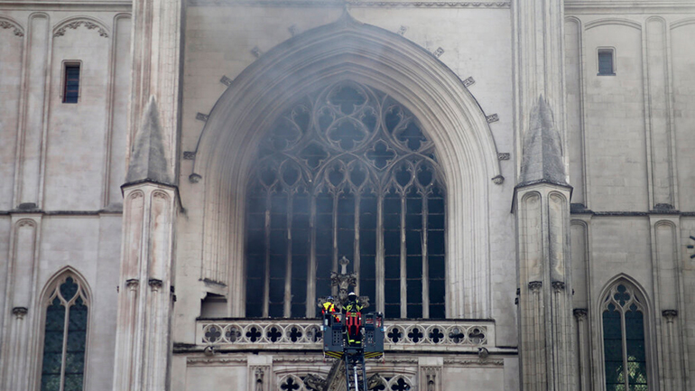 Έρευνα για εμπρησμό από πρόθεση για τη φωτιά στον Καθεδρικό ναό της Νάντης