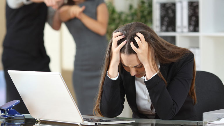 Ο προϊστάμενος της έκανε τη ζωή κόλαση – Τελικά την αποζημίωσε με 40.000 ευρώ