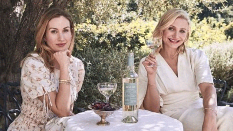 Η Κάμερον Ντίαζ λανσάρει μία συλλογή καλοκαιρινών «καθαρών» κρασιών