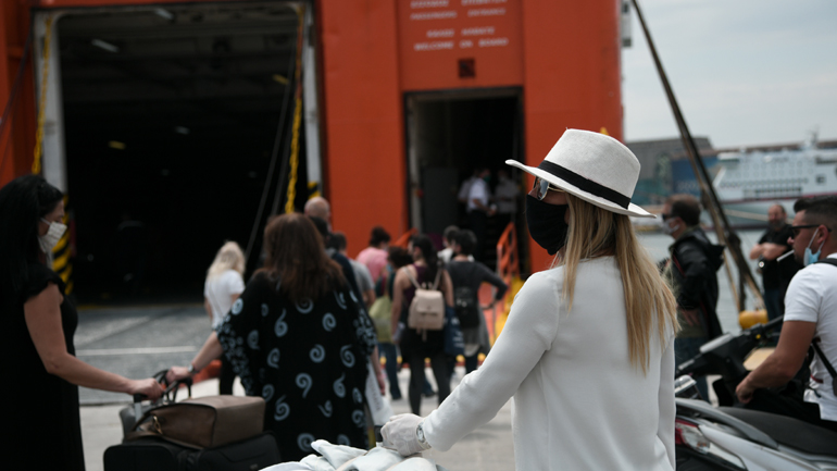 Χαλαρώνουν τα μέτρα στα πλοία – Αυξάνεται η πληρότητα – Παραμένουν αποστάσεις και μάσκες