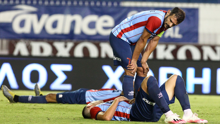 Απαρηγόρητοι οι παίκτες του Πανιωνίου μετά τον υποβιβασμό της ομάδας