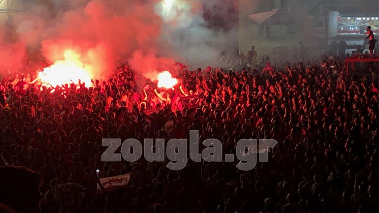Φιέστα τίτλου έξω από το Καραϊσκάκη από τους φιλάθλους του Ολυμπιακού!