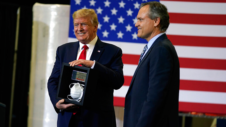 Ο Τραμπ επιμένει ότι ο ιός θα “εξαφανιστεί”