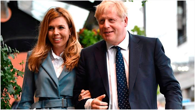 Ο Boris Johnson ποζάρει για πρώτη φορά δίπλα στον νεογέννητο γιο του