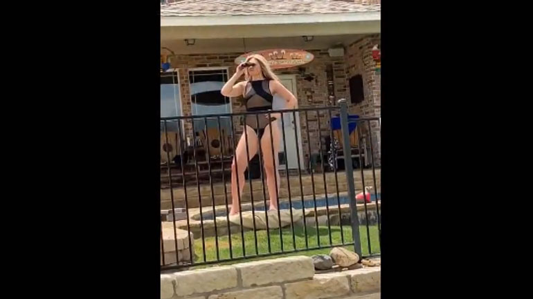 Αναζητά άνδρα 22-35 ετών και… ανάρτησε και σχετική πινακίδα