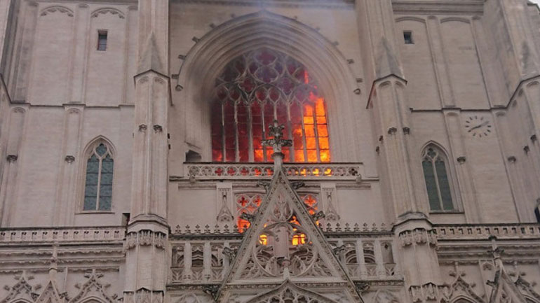 Υπό κράτηση ένας άνδρας για την πυρκαγιά στον καθεδρικό της Νάντης