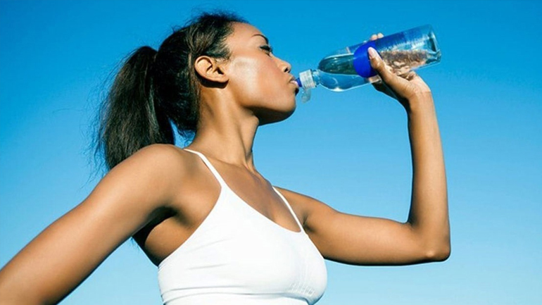 Το trick με το παγωμένο νερό που θα σας βοηθήσει να χάσετε κιλά
