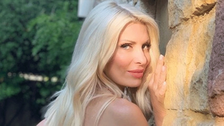 Ελένη Μενεγάκη: Μας δείχνει πώς περνάει την Κυριακή της στην Άνδρο