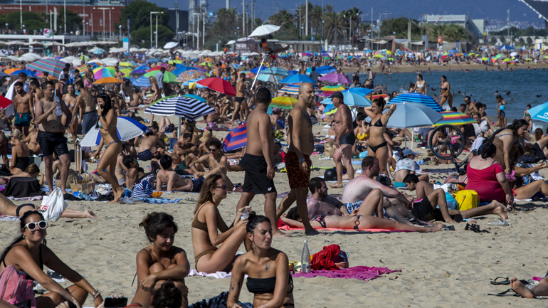 Οι Ισπανοί κατέκλυσαν τις παραλίες της Βαρκελώνης