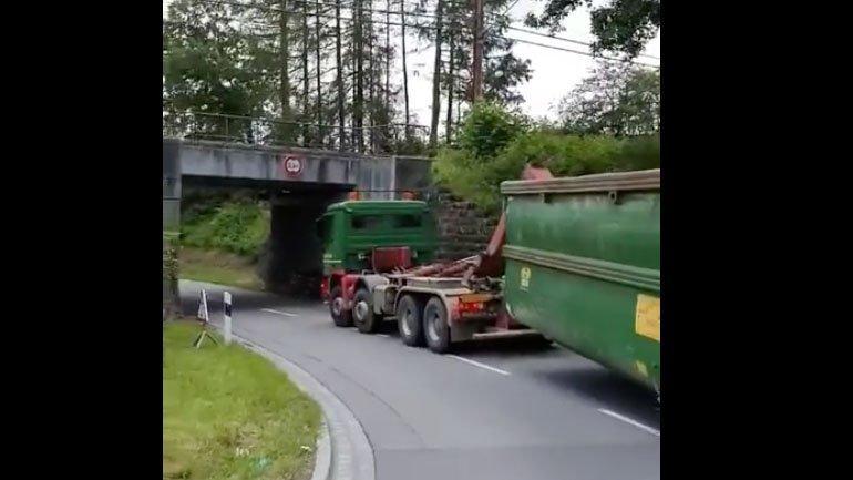 Φορτηγό περνά κάτω από μια χαμηλή γέφυρα 