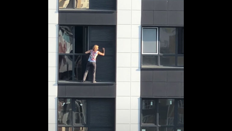 Καθαρίζοντας τα παντζούρια στον 17ο όροφο