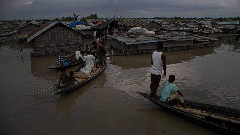 Ινδία: Τουλάχιστον 84 νεκροί και περισσότεροι από 2,75 εκατομμύρια εκτοπισμένοι λόγω των πλημμυρών