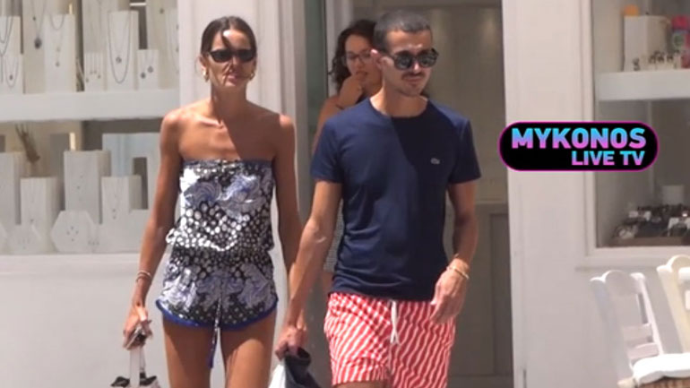 Izabel Goulart: Βόλτα στα Ματογιάννια με τον αγαπημένο της