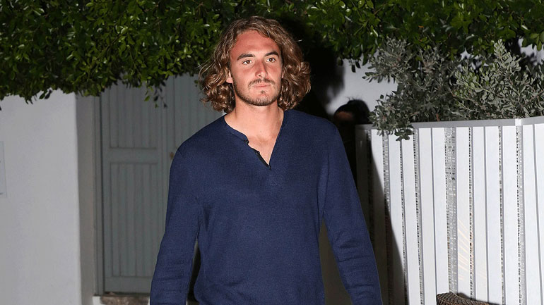 Στέφανος Τσιτσιπάς: Βόλτα στα Ματογιάννια με την παρέα του