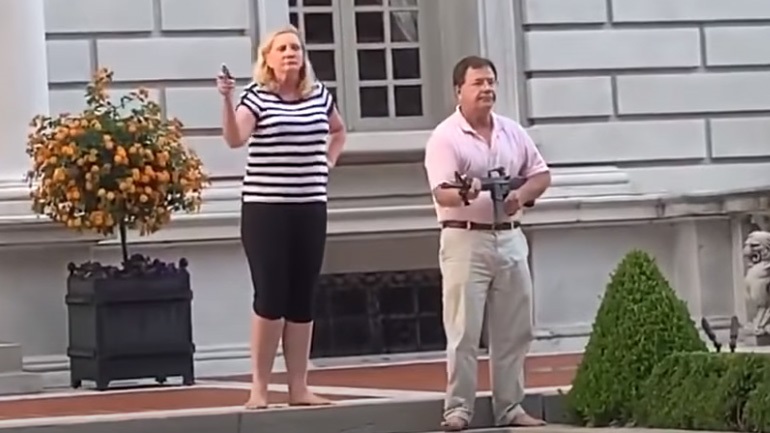 ΗΠΑ: Κατηγορίες απαγγέλθηκαν στο ζευγάρι δικηγόρων που σημάδεψε με όπλα διαδηλωτές