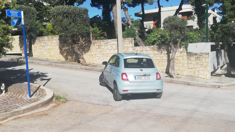 Έχει μήκος 3,57 μέτρα και βάρος 940 κιλά.