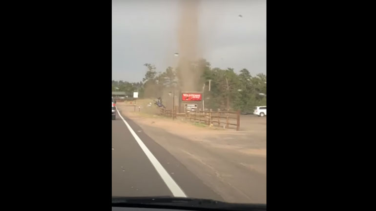 Ανεμοστρόβιλος κόβει στιγμιαία την κυκλοφορία