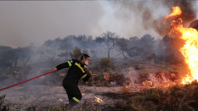 Σε εξέλιξη φωτιά στη Μυτιλήνη