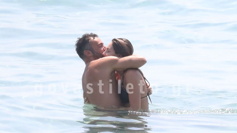 Λάμπρος Χούτος – Ματίνα Ζάρα: Τρυφερά τετ α τετ στην παραλία