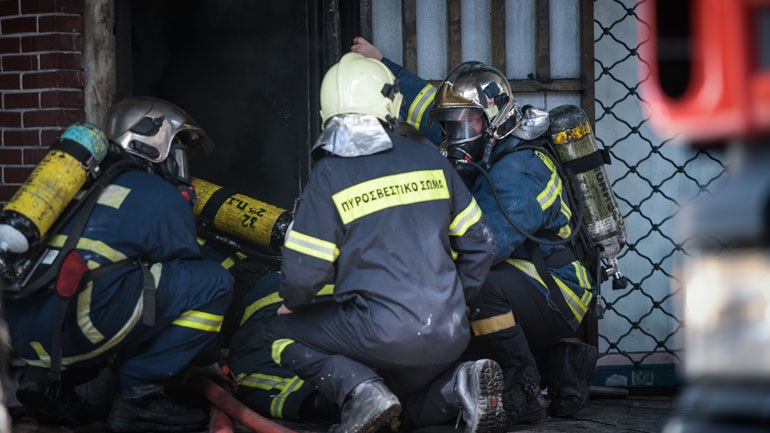 Υπό πλήρη έλεγχο η φωτιά σε ισόγειο κατάστημα στον Πειραιά – Απεγκλωβίστηκαν δύο άτομα