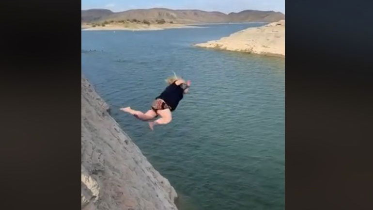 Αυτά παθαίνεις όταν δεν ξέρεις να κάνεις βουτιά