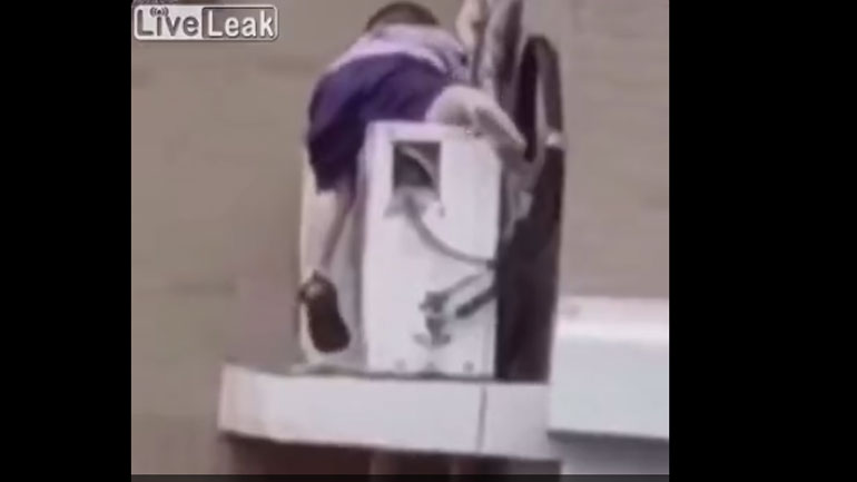 Παιδάκι πέφτει από τον πέμπτο όροφο και σώζεται από θαύμα