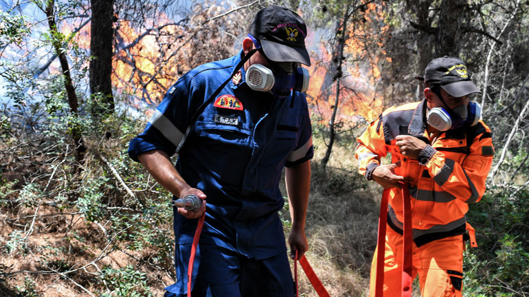 Μυτιλήνη: Συνεχίζεται η προσπάθεια κατάσβεσης της φωτιάς στα βουνά της Θερμής