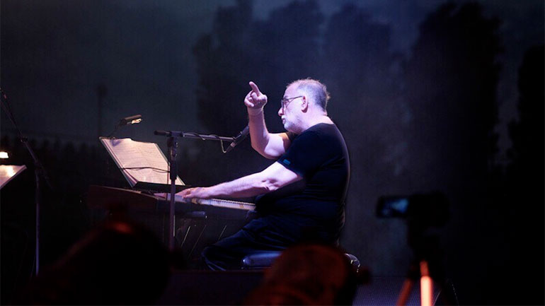 Ο Χρήστος Θηβαίος παρουσιάζει τον «ηλεκτρικό» Θάνο Μικρούτσικο