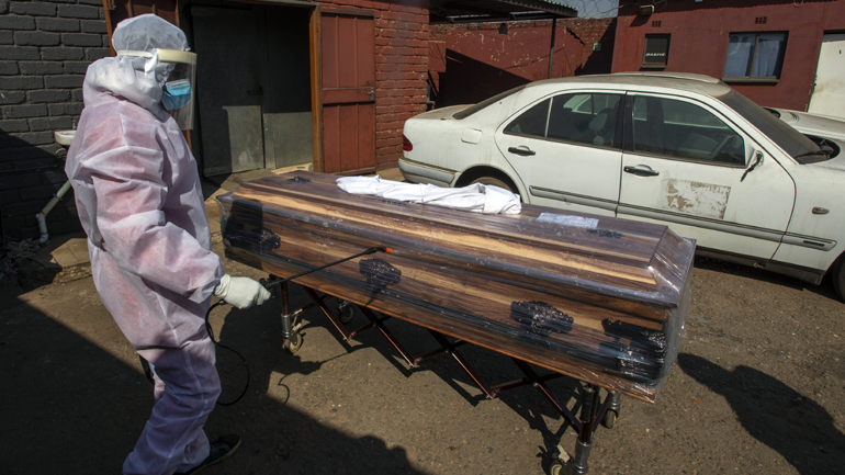 Covid-19: Ρεκόρ 572 θανάτων σε 24 ώρες στη Νότια Αφρική