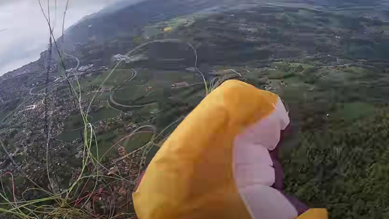 Αλεξίπτωτο μπλέκεται κατά τη διάρκεια άσκησης