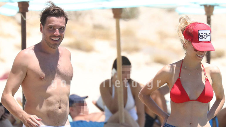 Δούκισσα Νομικού – Δημήτρης Θεοδωρίδης: Βουτιές και παιχνίδια σε παραλία της Μυκόνου