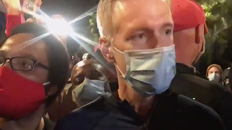 ΗΠΑ: Ο δήμαρχος του Πόρτλαντ δέχτηκε βροχή από δακρυγόνα, ενώ πήγαινε να μιλήσει με διαδηλωτές