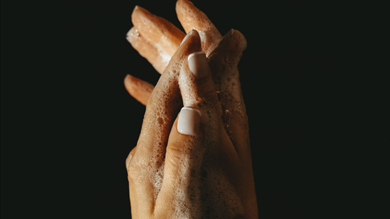 Tips για να φροντίσουμε τα χέρια μας από τη χρήση αντισηπτικών & καθαριστικών