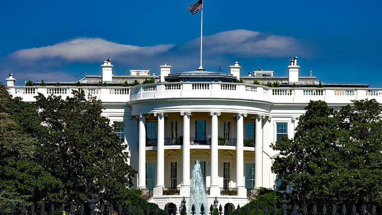 Θετικός στον Covid-19 εργαζόμενος δίπλα στον Λευκό Οίκο – Στο ίδιο κτήριο με το προσωπικό του Τραμπ