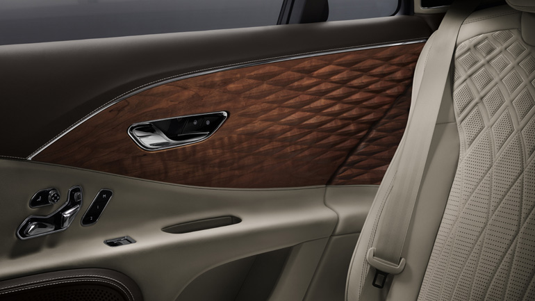 Το πρώτο αυτοκίνητο με 3D ξύλο στην καμπίνα Το πρώτο αυτοκίνητο με 3D ξύλο στην καμπίνα